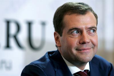 Дмитрий Медведев улыбается