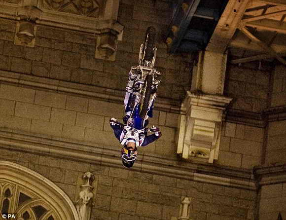 Смелый мотоциклист Робби Мэддисон перепрыгнул через Лондонский мост