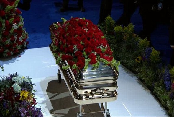 Гроб с телом Майкла Джексона