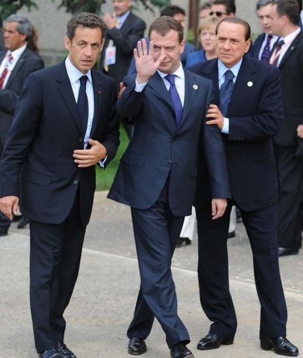 Саммит G8 Берлускони держит заплетающегося Медведева