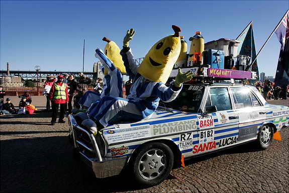Команда "Бананны в Пижамах" (Bananas in Pyjamas) участвует в благотворительной кампании Variety Bash 2009