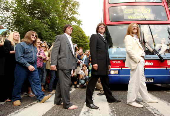 фанаты группы "Beatles" собрались в Лондоне, чтобы отпраздновать 40-летие выхода альбома "Abbey Road" 
