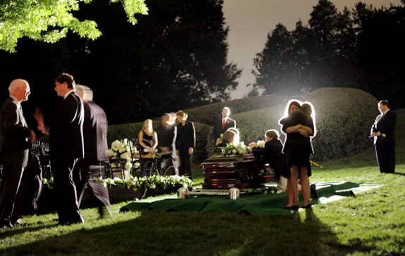 Родственники собрались возле могилы сенатора Эдварда Кеннеди
