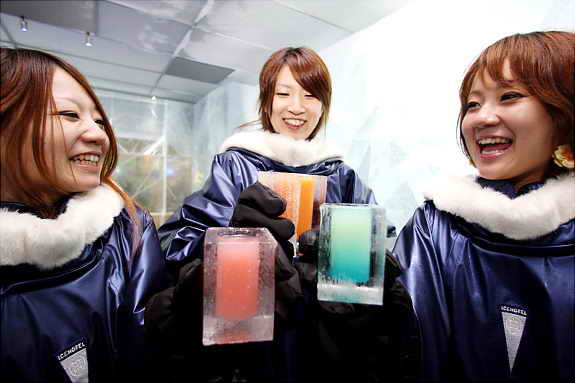 Люди наслаждаются коктейлями в Icebar Tokyo в Японии