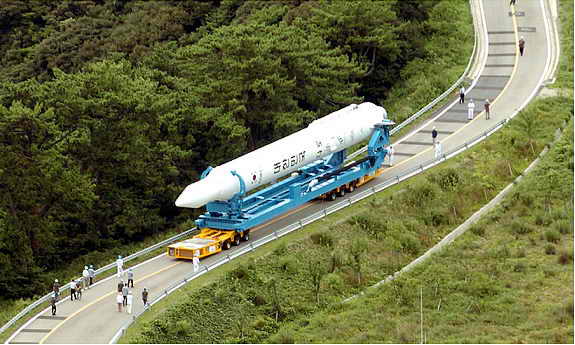 В Южной Корее везут для запуска первую космическую ракету KSLV-1