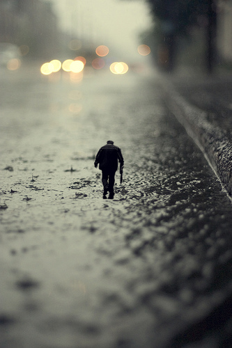 миниатюра  человек в дождь