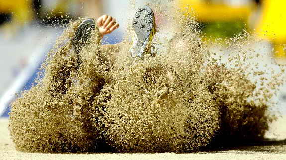 Полячка Камила Чудзик совершает прыжок в соревновании по семиборью во время Всемирного Чемпионата по атлетике в Берлине