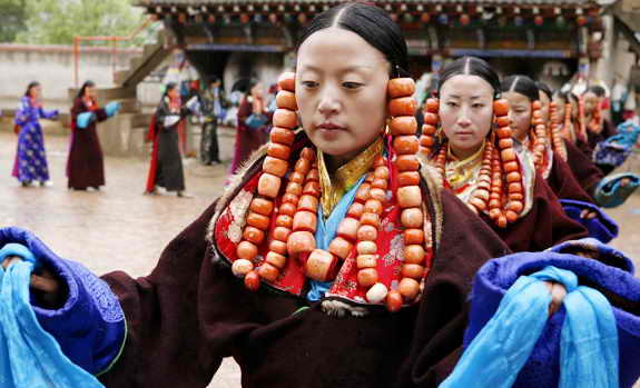 Китаянки танцуют на традиционном фестивале "Льюэхуи"