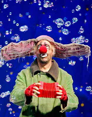 В Мельбурне, Австралия в Театре Атеней показали новое смешное представление "Снежное шоу Славы" ("Slava's Snowshow" )
