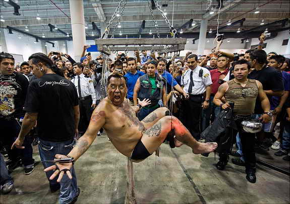 Мастер тату Джордж Кастро попытался побить рекорд Гиннеса, подвесив себя на крючках на Международной конвекции татуировок