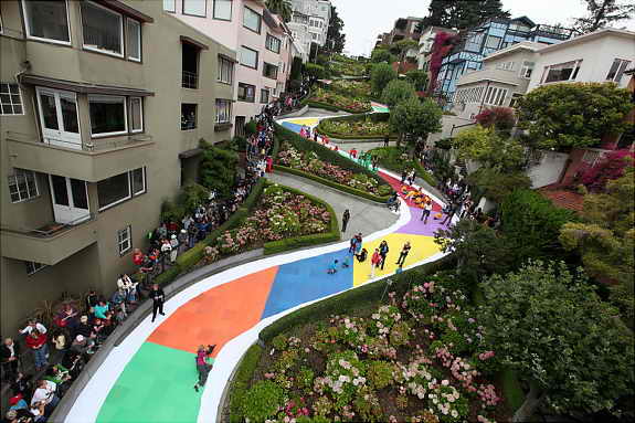 Дети превратили улицу Ломбард Стрит в Сан франциско, США, в игру Конфетная земля