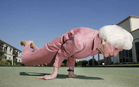 83-летняя женщина-йог