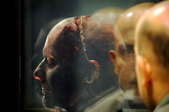 Скульптор Марк Квинн представил в галерее "Национальный портрет" в Лондоне модель собственной головы, которую он сделал из своей замороженной крови