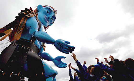 В Шотландии создали 8-метрового игрушечного великана, который стал символом Фестиваля искусств