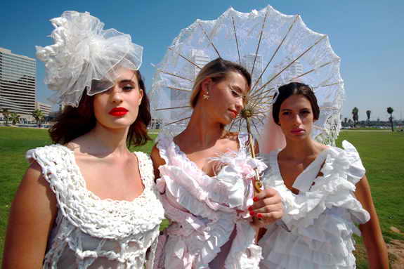 В предверии 09/09/09, израильский модельер "Lily" представила в Тель Авиве коллекцию свадебных нарядов из... туалетной бумаги