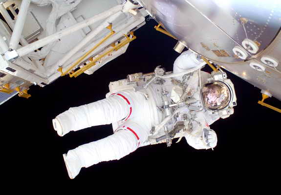 Бортовой инженер Николь Стотт работает на шаттле Discovery в открытом космосе