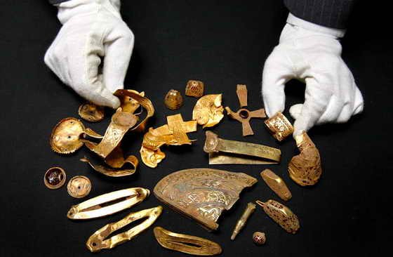 В Бирмингемском музее выставили самое большре из найденных в Великобритании сокровищ - изделия из англо-саксонского золота, найденные совсем недавно на ферме в Англии