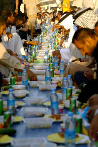 Иракские мужчины собрались на традиционный прием пищи Ифтар, оповещающий о конце Рамадана