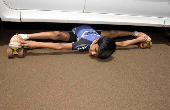 9-летний мальчик Рохан Аджит Кокане из Индии смог прокатиться на роликах под автомобилем, где клиренс - 17 сантиметров