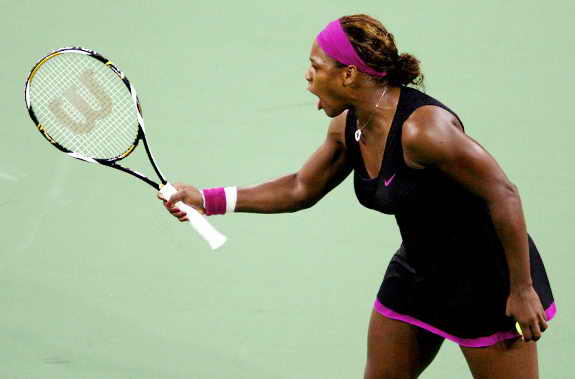 Сирена Уилльямс спорит в судьей, что привело ее к дисквалификации на Открытом Чемпионате США 2009 по теннису