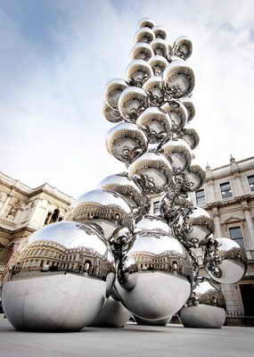 Скульптура "Высокое дерево и глаз" Аниши Капура поразила воображения на галерее в Королевской Академии в Лондоне
