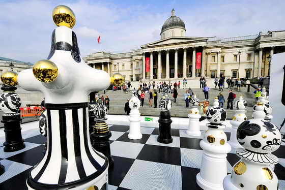 В Лондоне установили необычную инсталляцию под названием "Турнир на Трафалгарской площади", которая состоит из 2-х метровых шахмат и стеклянной, с элементами мозаики шахматной доски