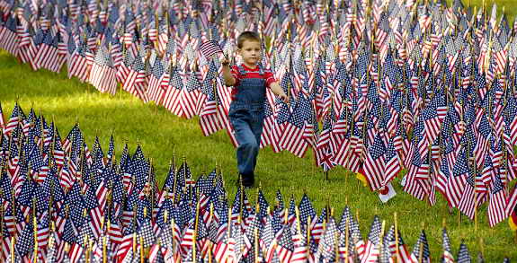 В Нью Йорке выложили американские флаги в форме Башен Близнецов в день памяти жертв терракта 11 сентября 2001 года