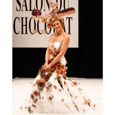 В невероятном шоколадном платье появилась на подиуме французская актриса Анн Ришар