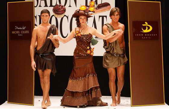 Актриса Джули Феррье вышла на подиум в шикарном шоколадном платье