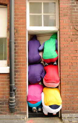 Команда австрийского артиста Уилли Дорнера "Bodies in Urban Spaces" ("Тела в урбанистическом пространстве") провели свое представление в Лондоне, втиснувшись во входную дверь дома