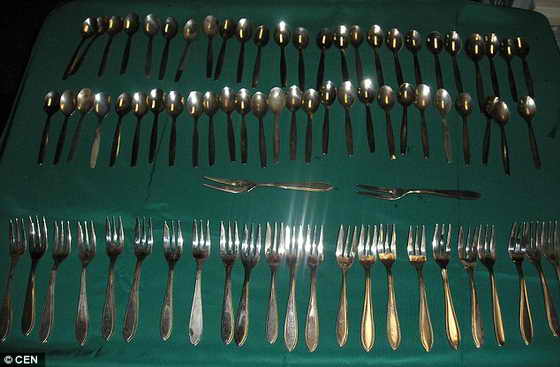 Извлеченные и почищенные 78 ложек и вилок, которые хирурги извлекли из тела женщины