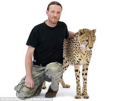 Фотограф Eric Isselee позирует с гепардом