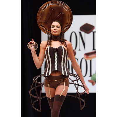 На подиуме французская модель Летиция Рей представляет шоколадную одежду от модельера Евы Рэшлин 