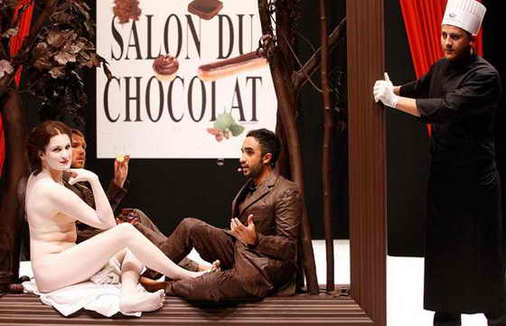 На французской актрисе Армелль Лесниак не было ни только шоколада, но и одежды вообще, зато она позировала обнаженной в шоколадной рамке воспроизведения картины Мане "Dejeuner Sur L'Herbe" ("Обед на траве")