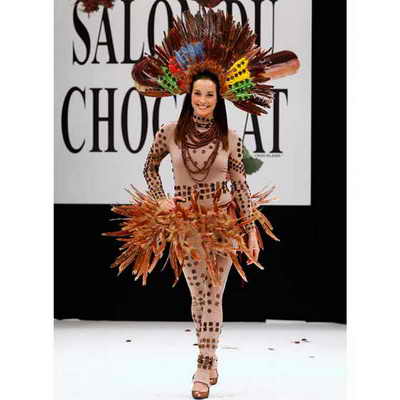 Французская актриса Кароль Брана отдала дань происхождению шоколада, выйдя на подиум в шоколадном стиле, навеянном ацтеками