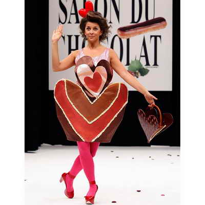 Французская актриса Коринн Тузе одета в шоколадное творение дизайнера Agatha Ruiz de la Prada и держит в руках сумку от кондитера La Maison Bonnat
