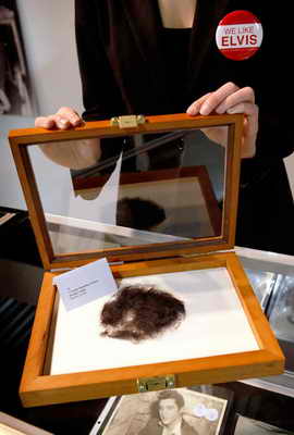 На аукционе Leslie Hindman в Чикаго выставили необычный лот - пряди волос Элвиса Пресли