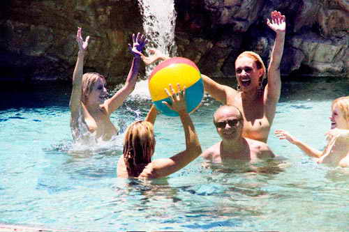 Джек Николсон развлекается с девочками в бассейне