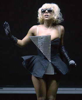 Lady Gaga стала популярной во всем мире, благодаря ее синглам "Just Dance" и "Poker Face", и на Halloween отлично будет смотреться стиль Lady Gaga: белые парики, блестящие очки, неординарные костюмы и черная помада 