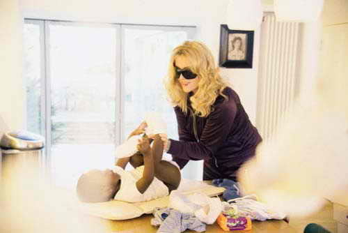 Мадонна пеленает ребенка