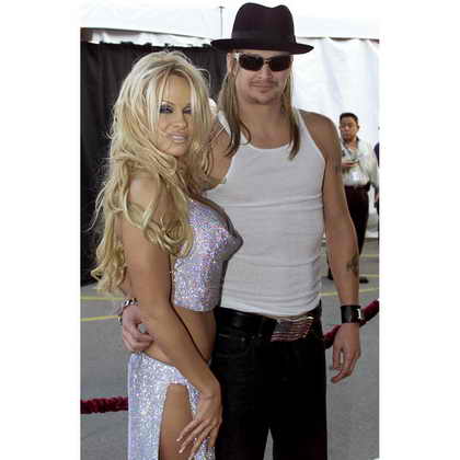 Певец Кид Рок и Памела Андерсон на 29-летней ежегодной церемонии American Music Awards в Лос Анжелесе в 2002 году 