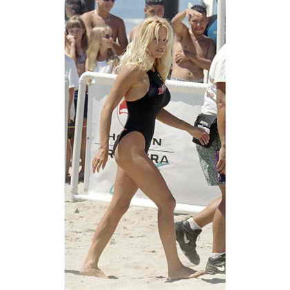 Памела Андерсон покидает пляж после съемок в "Спасателях Малибу" (Baywatch) в 1996 году