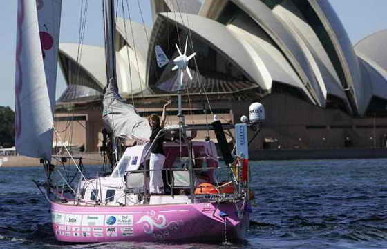 16-летняя Джессика Уотсон начала морское путешествие по всему миру в своей яхте Ella's Pink Lady с Австралии, проплывая возле Сиднейского оперного театра 