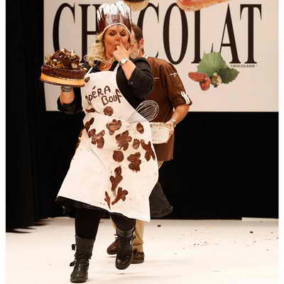 Телеведущая Валери Дамидо не только предстала в шоколадном наряде, но и параллельно пробуя дизайнерский шоколадный торт