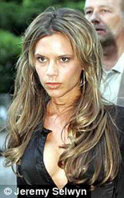 2006: Виктория Бэкхем с нарощенными волосами и мелированием