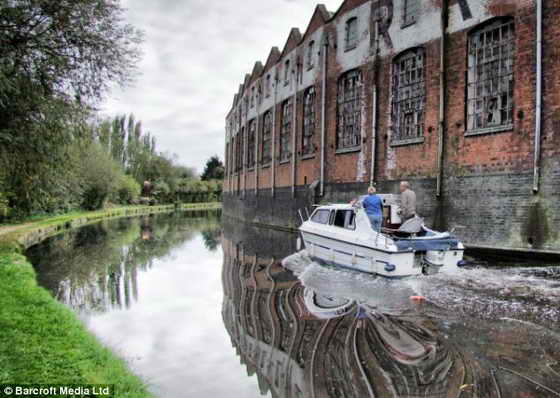 Это чудо! Слепой фотограф Brian Negus смог с помощью фотокамеры отобразить красоту лодки, проплывающей по каналу и отражающейся в воде