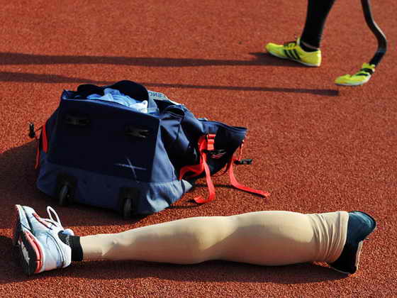 Южноафриканский спортсмен Хюджен Мюррей проходит мимо его искусственной ноги, готовясь к соревнованию в метании копья на Международных играх, организованных Всемирной федерацией спортивных игр для инвалидов в индийском городе Бангалор