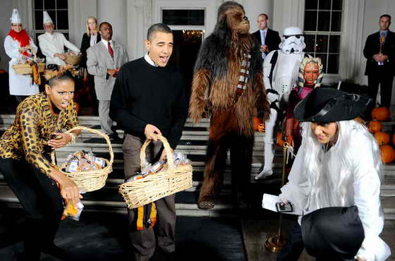 Президент США Барак Обама и Первая Леди Мишель Обама празднуют Хэллоуин возле Белого Дома