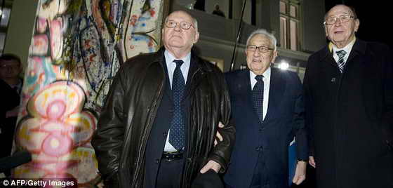 Первый президент СССР Михаил Горбачев, бывший Первый Секретарь США Генри Киссинджер и бывший Министр иностранных дел Германии Ганс-Дитрих Геншер стоят возле Берлинской стены