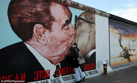 Женщина целует рисунок российского художника Дмитрия Врубеля, изображенный на Берлинской стене. На рисунке Леонид Брежнев целует своего коллегу из Восточной Германии Эриха Хонеккера